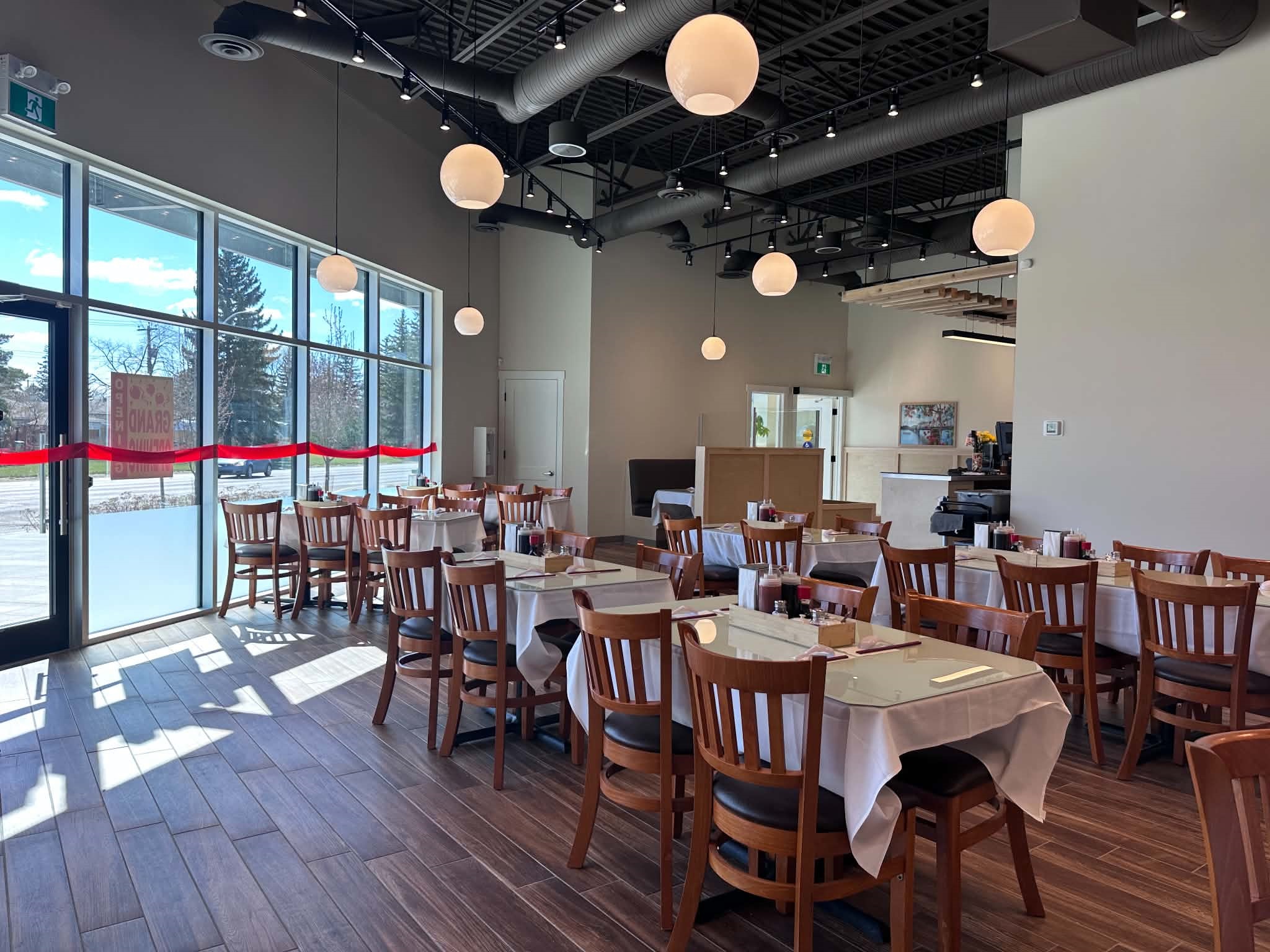 Restaurant interior photo 2