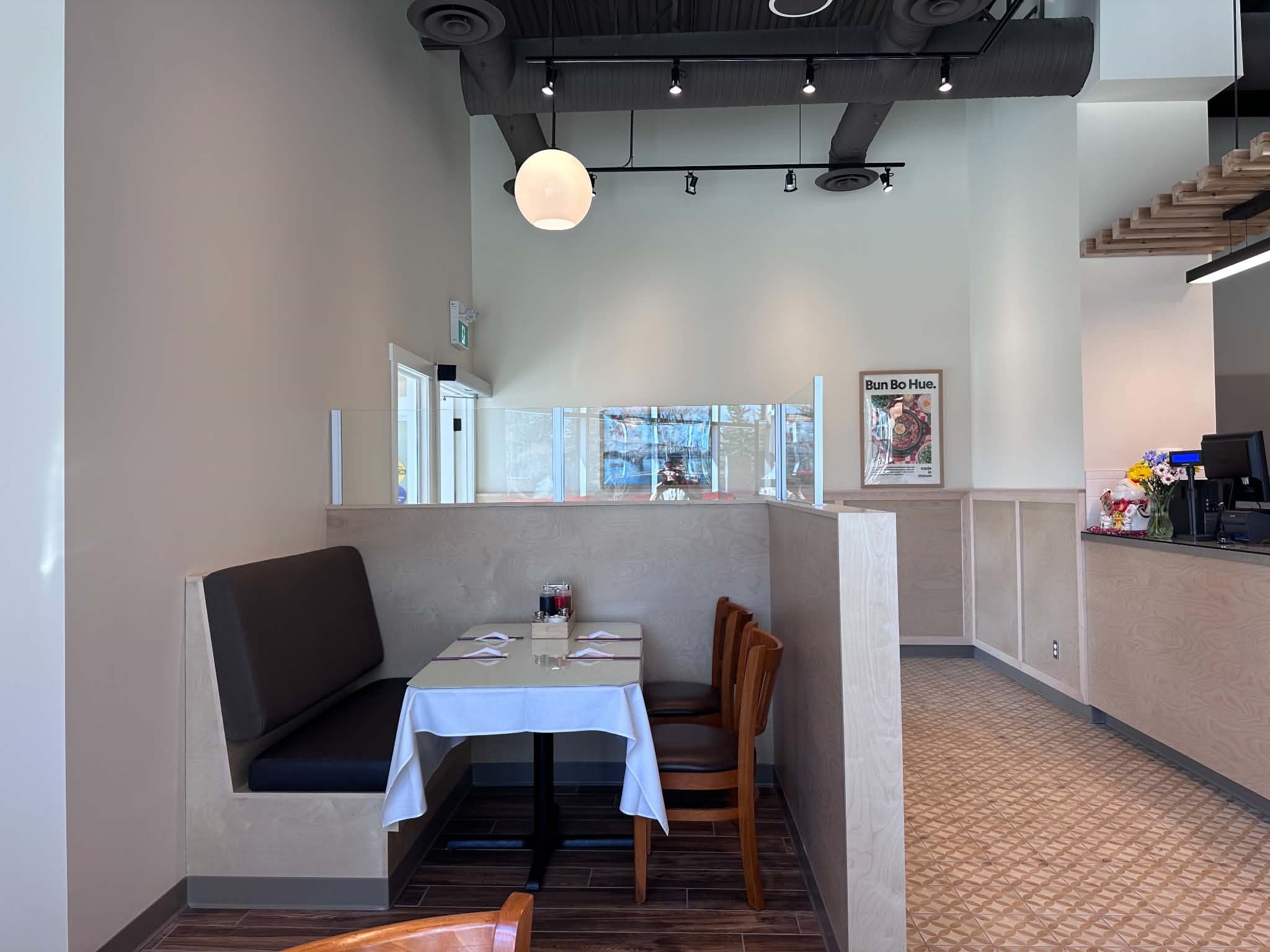 Restaurant interior photo 5